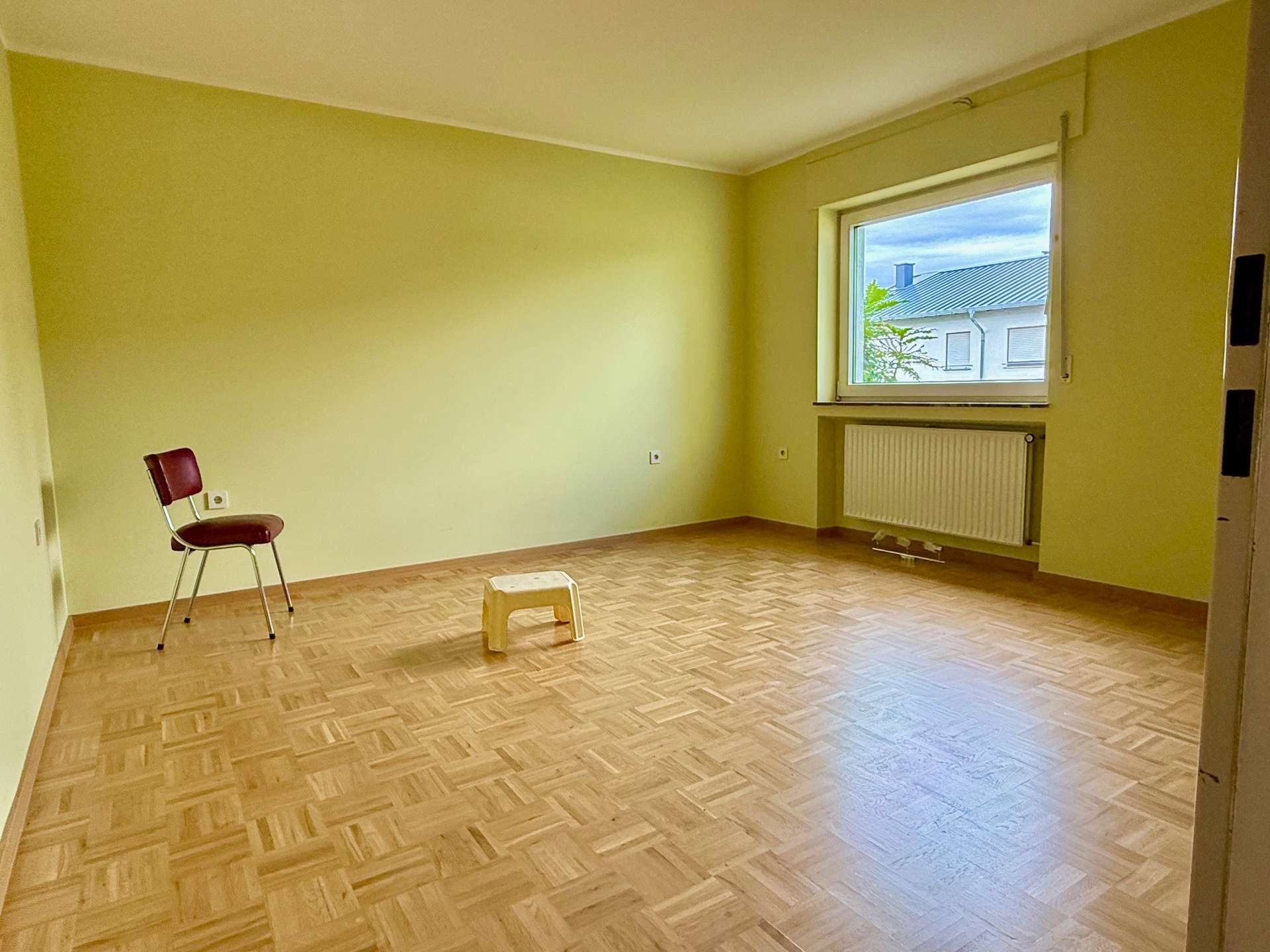 TOP LAGE, VIEL PLATZ, 2 GARAGEN, WINTERGARTEN UND PV-ANLAGE !!!